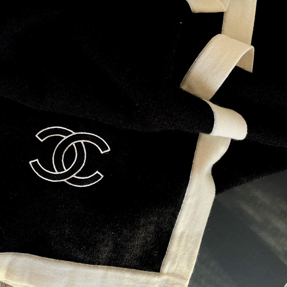 FULL SET - CHANEL Black / Beige Cashmere and Silk Stole Shawl - Picture 3 of 10